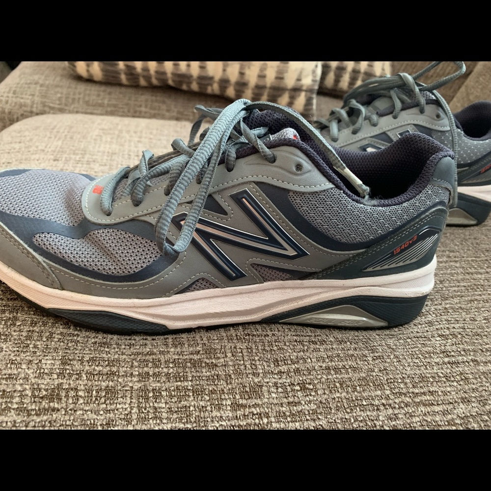 Men’s size 9 New Balance shoes